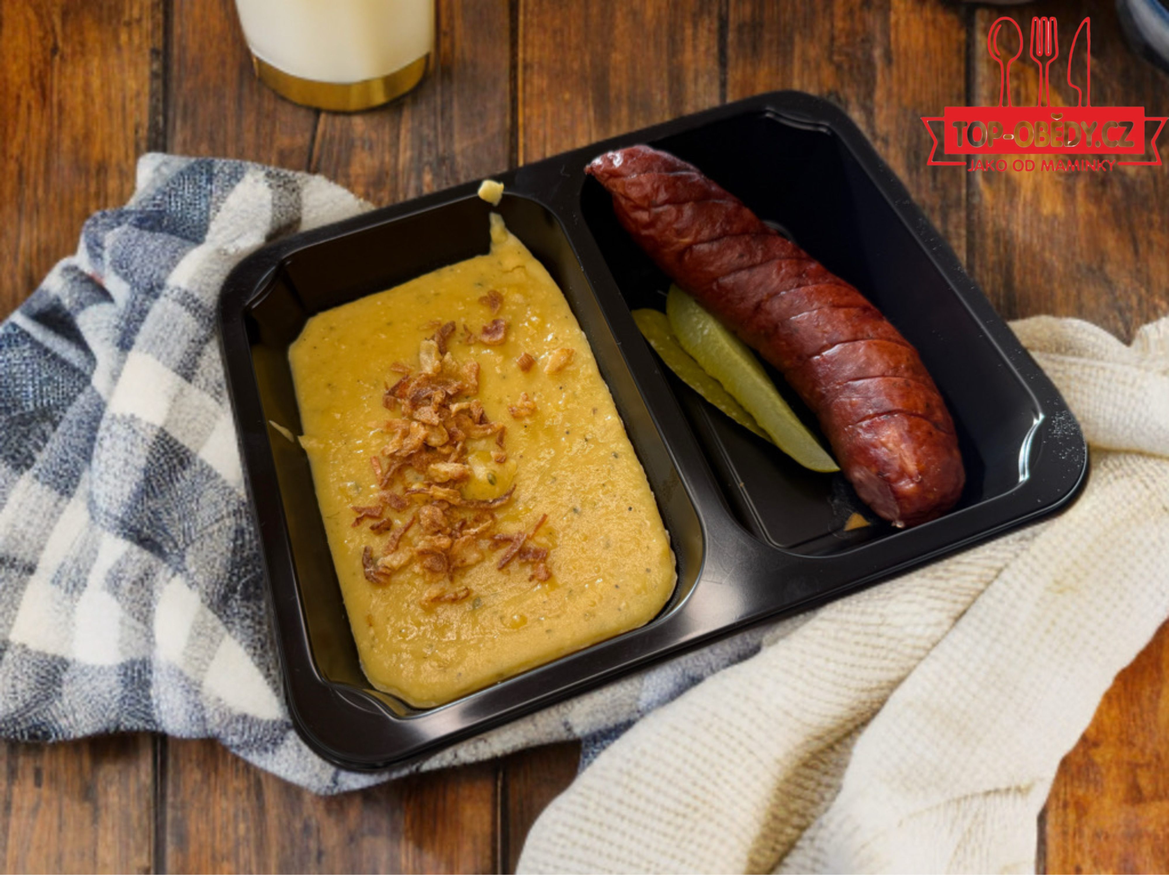 Hrachová kaše s klobásou a okurkou, 350g celá porce, 120,- Kč