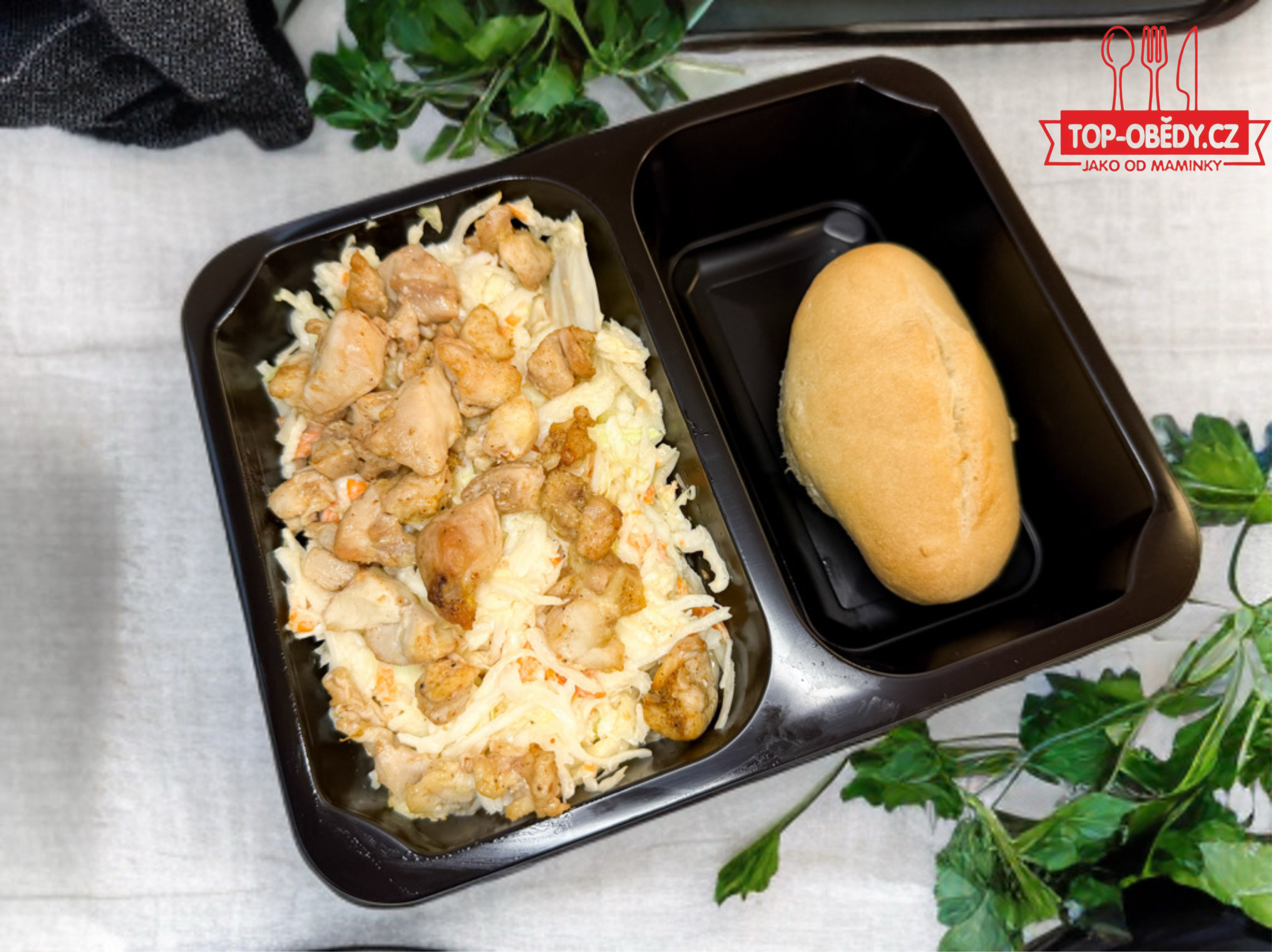 Coleslaw s kuřecím masem, opečený toast (fitness), 350 g celá porce, 120,- Kč