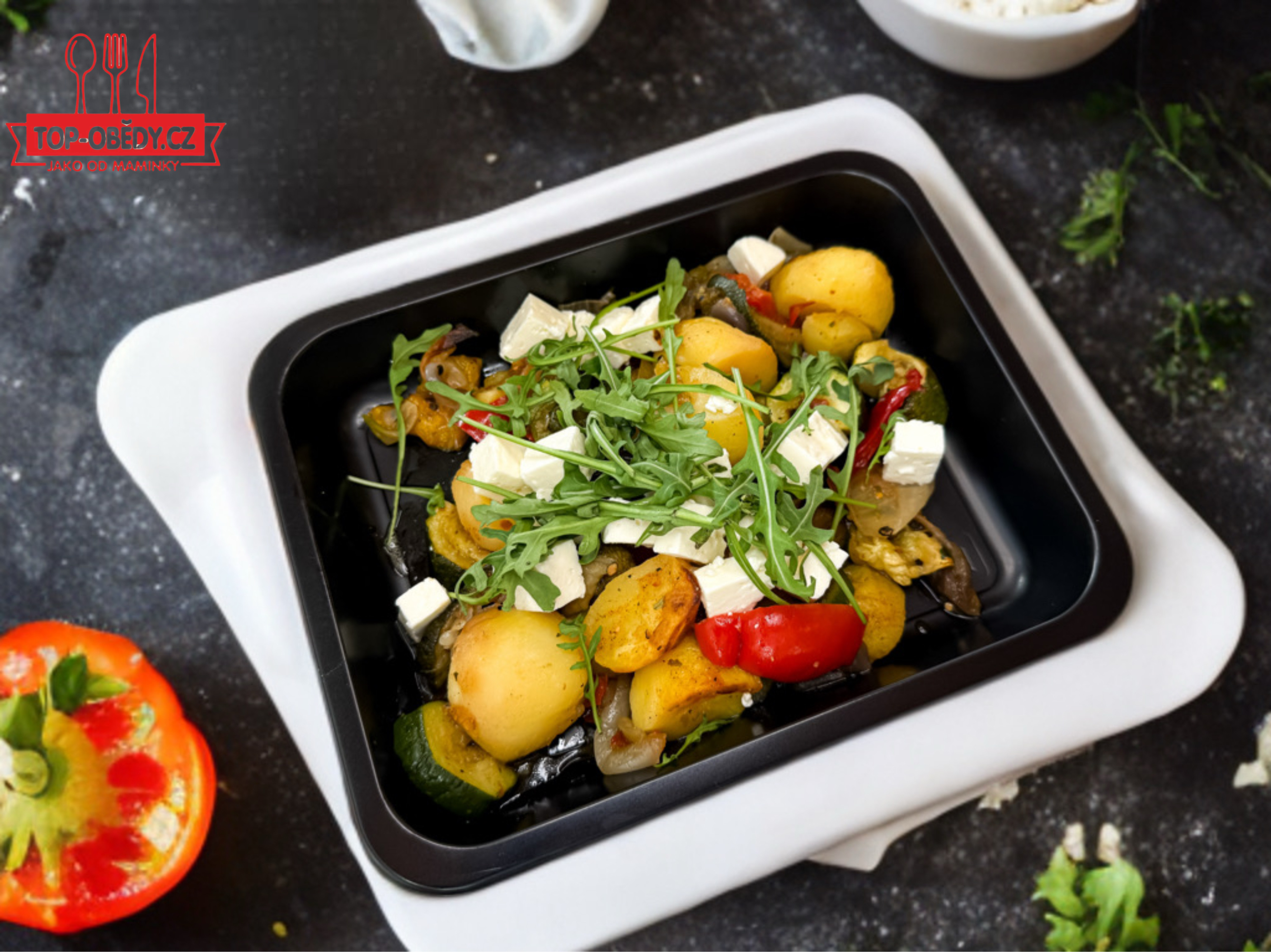 Zeleninový salát s balkánským sýrem (vegetariánské, fitness), 300 g celá porce, 120,- Kč