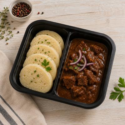 Pomalu dušený hovězí guláš na černém pivu, houskový knedlík (česká klasika jako od maminky), 350g celá porce/ 100g maso