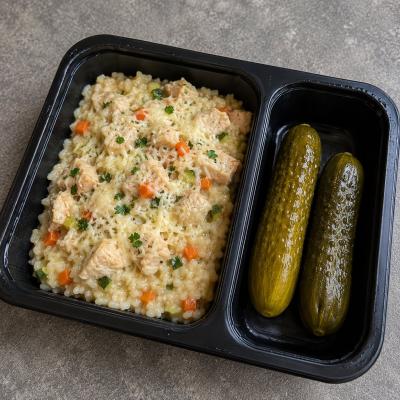Kuřecí rizoto se zeleninou a sýrem, okurka (fitness), 350g celá porce, 120,- Kč