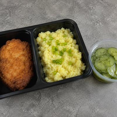 Kuřecí stehenní řízek, šťouchané brambory s jarní cibulkou, okurkový salát, 350g celá porce / 100g maso, 120,- Kč