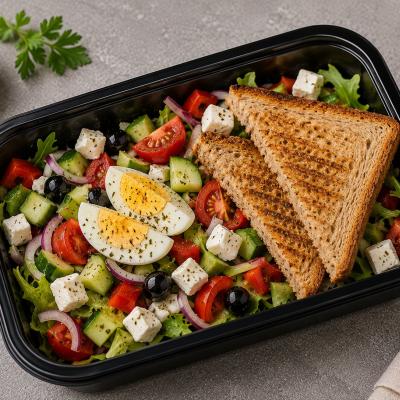 Zeleninový salát s balkánským sýrem, vejcem a opečeným toastem (vegetariánské, fitness), 300 g celá porce, 120,- Kč