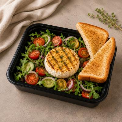 Letní salát s grilovaným hermelínem, čerstvou zeleninou a opečeným toastem, 350g celá porce
