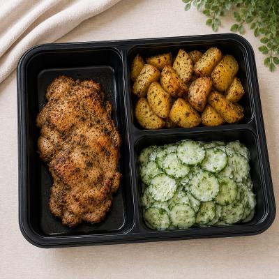 Kuřecí stehenní steak na bylinkách, opečené brambory, okurkový salát, 350g celá porce/ 100g maso