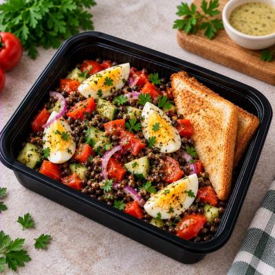 Salát z černé čočky se zeleninou, vejcem, hořčično-bylinkovým dresinkem a opečeným toastem, 350g celá porce