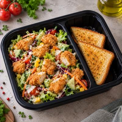 Zeleninový salát s kuřecím popcornem, bylinkový dresink, opečený toast, 350g celá porce