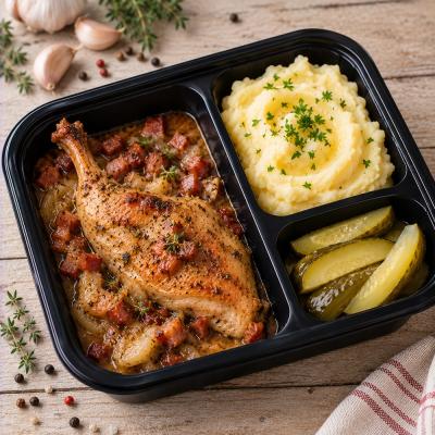 Pečené králičí stehno na slanině, bramborová kaše, kyselá okurka (česká klasika jako od maminky), 350g celá porce/ 100g maso