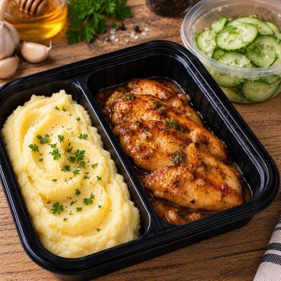 Kuřecí plátek na medu a česneku, bramborová kaše, okurkový salát, 350g celá porce/ 100g maso