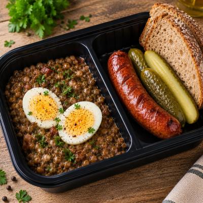 Čočka na kyselo, sázené vejce, opečená klobása, kyselá okurka, chléb (česká klasika jako od maminky), 350g celá porce