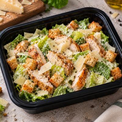 Caesar salát s kuřecím masem, parmazánem, krutony a dresinkem, 350g celá porce