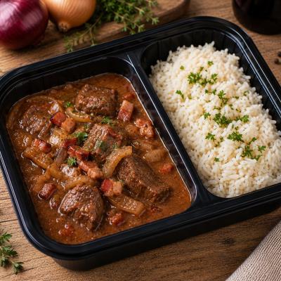 Hovězí na červeném víně s cibulkou a slaninou, dušená rýže, 350g celá porce/ 100g maso