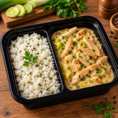 Krůtí nudličky na smetaně s pórkem, dušená rýže, 350g celá porce/ 100g maso