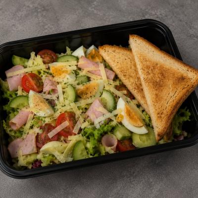 Letní salát se šunkou, vejcem, sýrem, čerstvou zeleninou a opečeným toastem, 350g celá porce, 120,- Kč