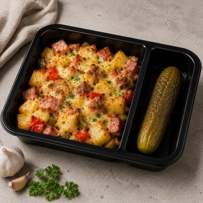 Zapečené brambory s uzeným masem, zeleninou a sýrem, kyselá okurka, 350g celá porce