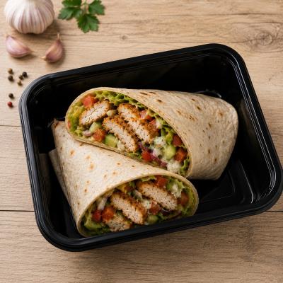 Tortilla s kuřecím strips masem, čerstvou zeleninou a česnekovým dipem, 350g celá porce/ 100g maso