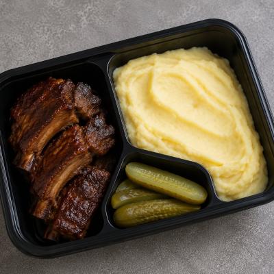 Pečená vepřová žebra, bramborová kaše, kyselá okurka, 350g celá porce/ 100g maso, 120,- Kč
