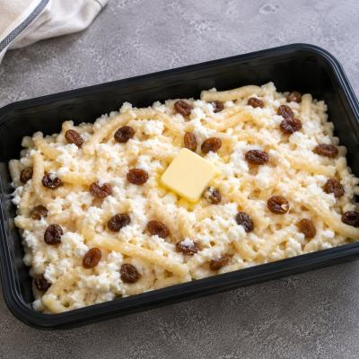 Nudle s tvarohem, hrozinkami, cukrem a máslem (vegetariánské) 350g celá porce, 120,- Kč