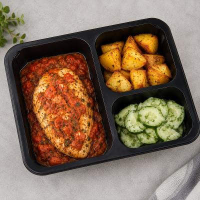 Kuřecí plátek na rajčatech a bylinkách, opečené brambory, okurkový salát, 350g celá porce/ 100g maso, 120,- Kč