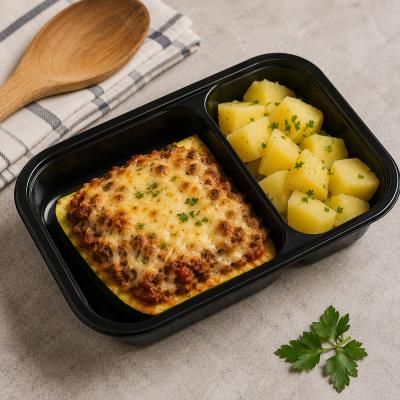 Zapečená cuketa s mletým masem, sýrem a vařeným bramborem, 350g celá porce, 120,- Kč