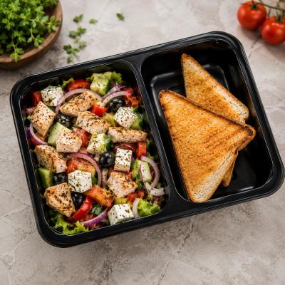 Řecký salát s kuřecím masem, balkánským sýrem, zeleninou a opečeným toastem, 350g celá porce, 120,- Kč