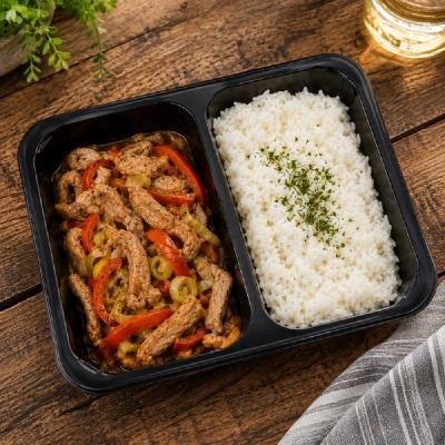 Vepřové nudličky s paprikou a pórkem, dušená rýže, 350g celá porce/ 100g maso, 120,- Kč